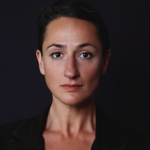 headshot by Fabiana Mertova